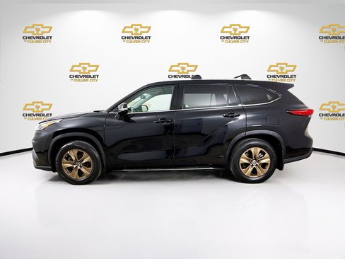 Used 2022 Toyota Highlander Bronze Edition FWD image 4