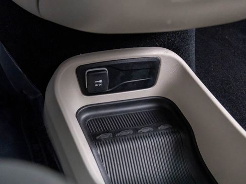 Used 2023 Chrysler Voyager LX image 27