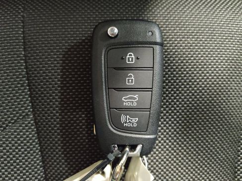 Used 2025 Hyundai Elantra SE image 32