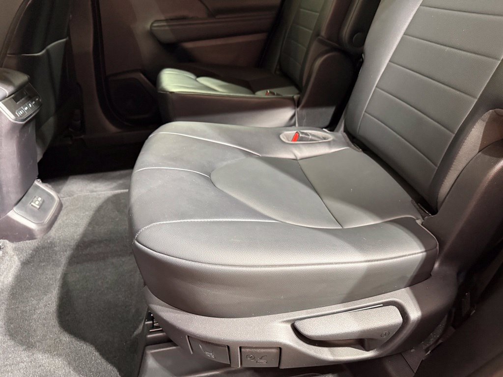 Used 2022 Toyota Highlander XLE AWD/4WD image 21