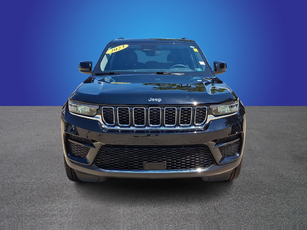 Used 2023 Jeep Grand Cherokee Laredo w/ Luxury Tech Group I AWD/4WD image 2