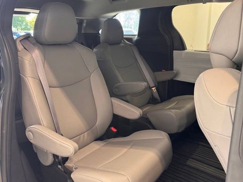 Used 2025 Toyota Sienna XLE AWD/4WD image 14