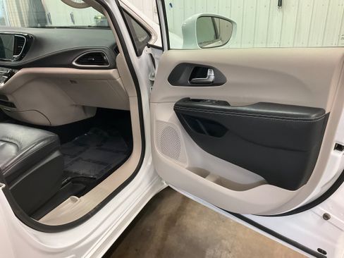 Used 2022 Chrysler Pacifica Touring-L FWD image 28