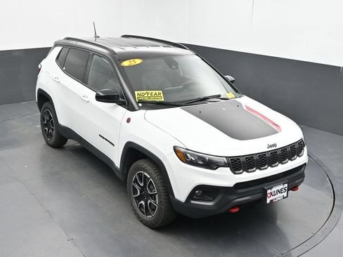 Used 2025 Jeep Compass Trailhawk AWD/4WD image 37
