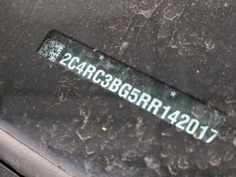 Used 2024 Chrysler Pacifica Touring-L image 33