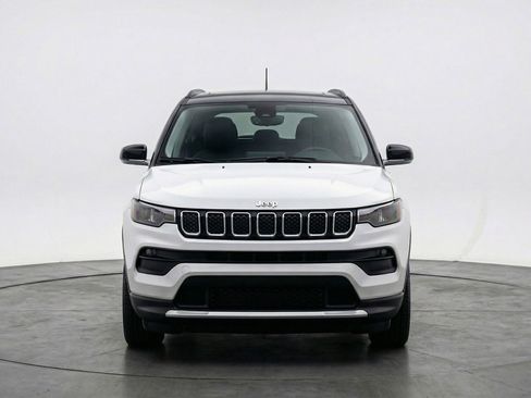 Used 2025 Jeep Compass Limited AWD/4WD image 2