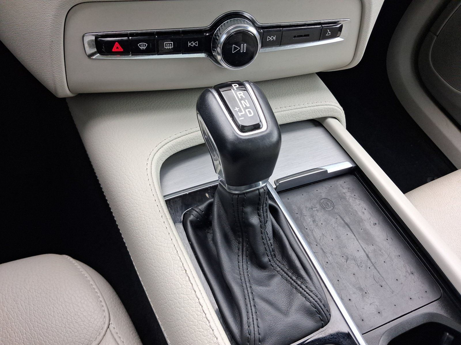 Used 2022 Volvo XC90 T5 Momentum w/ Climate Package AWD/4WD image 14