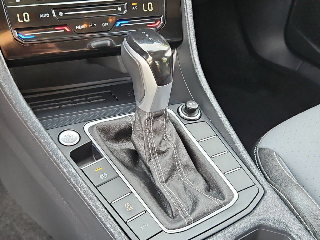 Used 2025 Volkswagen Jetta SE FWD image 19