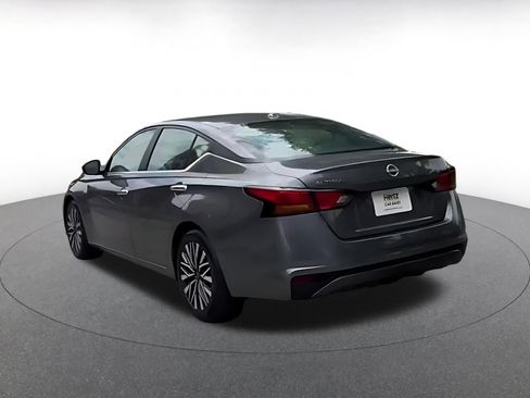 Used 2025 Nissan Altima 2.5 SV FWD image 11