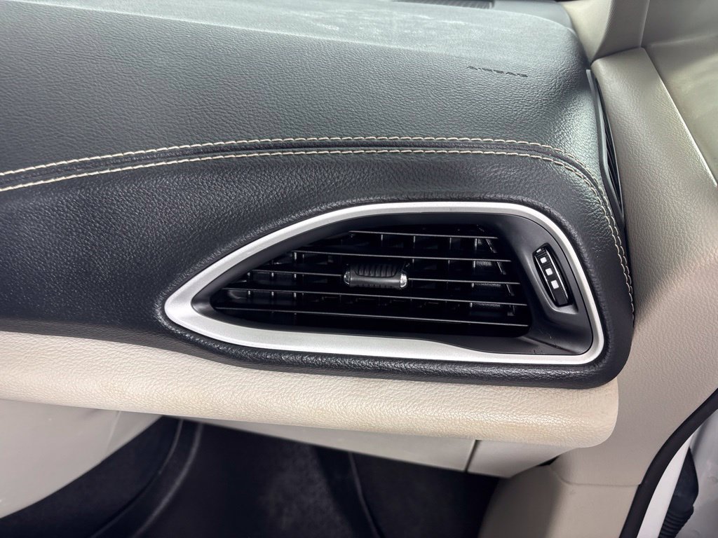 Used 2022 Chrysler Pacifica Touring-L AWD/4WD image 22