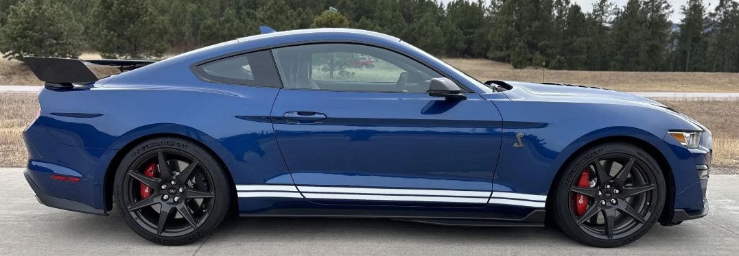 Used 2022 Ford Mustang Shelby GT500 w/ Carbon Fiber Track Pack RWD image 2