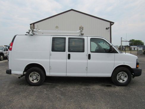 Used 2018 Chevrolet Express 2500 w/ Driver Convenience Package RWD image 2