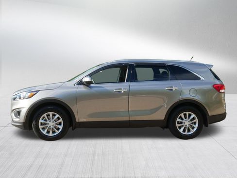 Used 2017 Kia Sorento AWD image 4