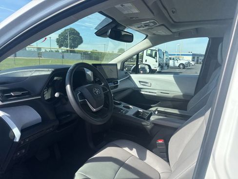 Used 2025 Toyota Sienna XLE FWD image 8