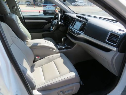Used 2019 Toyota Highlander XLE image 13