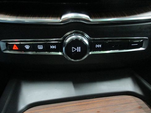 Used 2022 Volvo XC60 B5 Momentum image 23