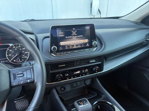 Used 2025 Nissan Rogue SV image 17