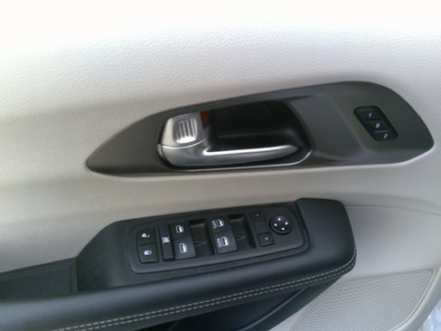 Used 2024 Chrysler Pacifica Touring-L FWD image 14