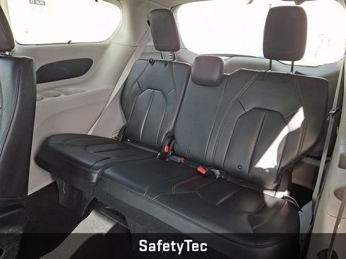 Used 2017 Chrysler Pacifica Touring-L image 14