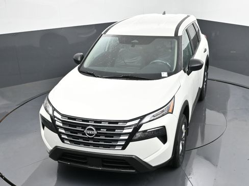 Used 2025 Nissan Rogue S image 18