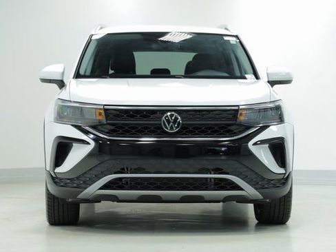 New 2024 Volkswagen Taos SE image 2
