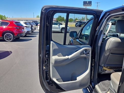 Used 2014 Nissan Frontier SL w/ SL Moonroof Package AWD/4WD image 13