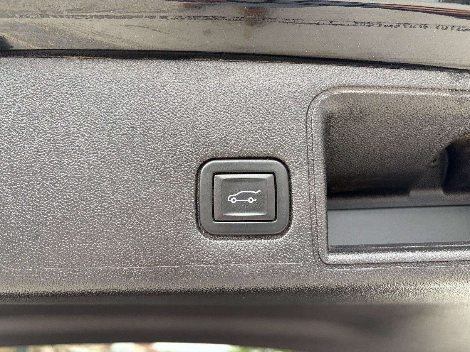Used 2022 GMC Terrain SLT w/ Infotainment Package II AWD/4WD image 21