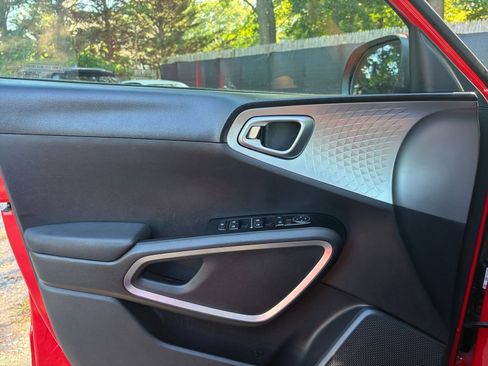 Used 2025 Kia Soul LX w/ LX Technology Package FWD image 18