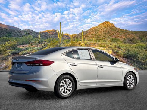 Used 2018 Hyundai Elantra SE FWD image 4