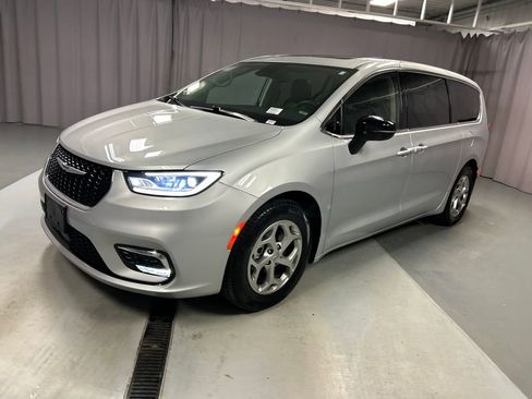 Used 2024 Chrysler Pacifica Limited image 3