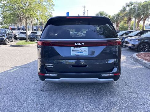 Used 2024 Kia Carnival EX FWD image 5
