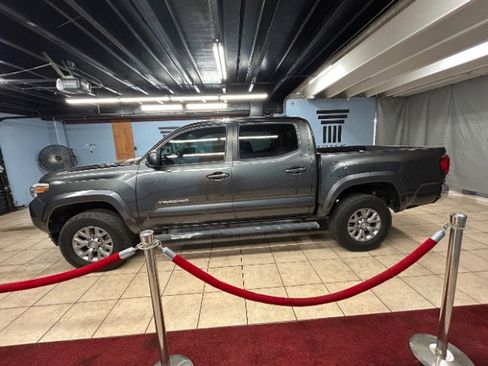 Used 2018 Toyota Tacoma SR5 image 2