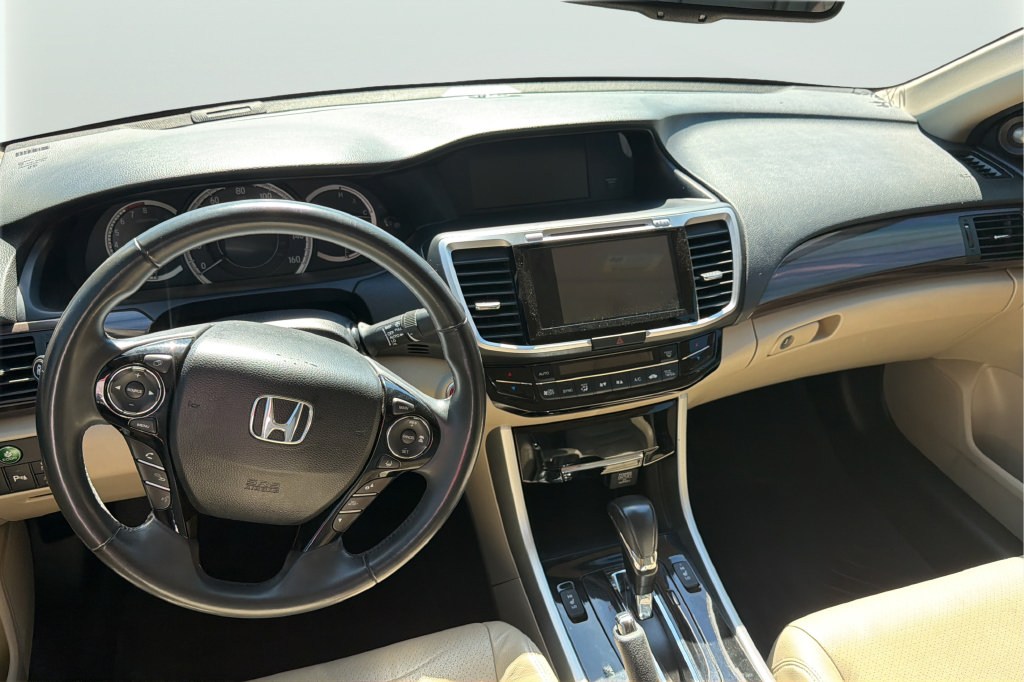 Used 2017 Honda Accord Touring image 14