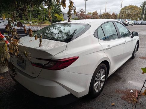 Used 2025 Toyota Camry LE FWD image 5