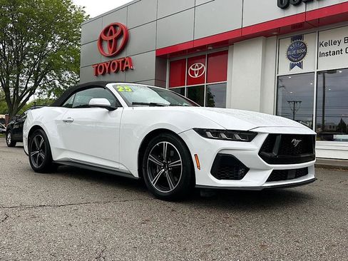 Used 2025 Ford Mustang Premium RWD image 8