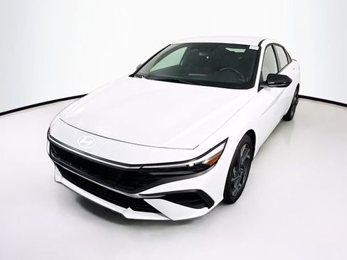 Used 2025 Hyundai Elantra Sport FWD image 4