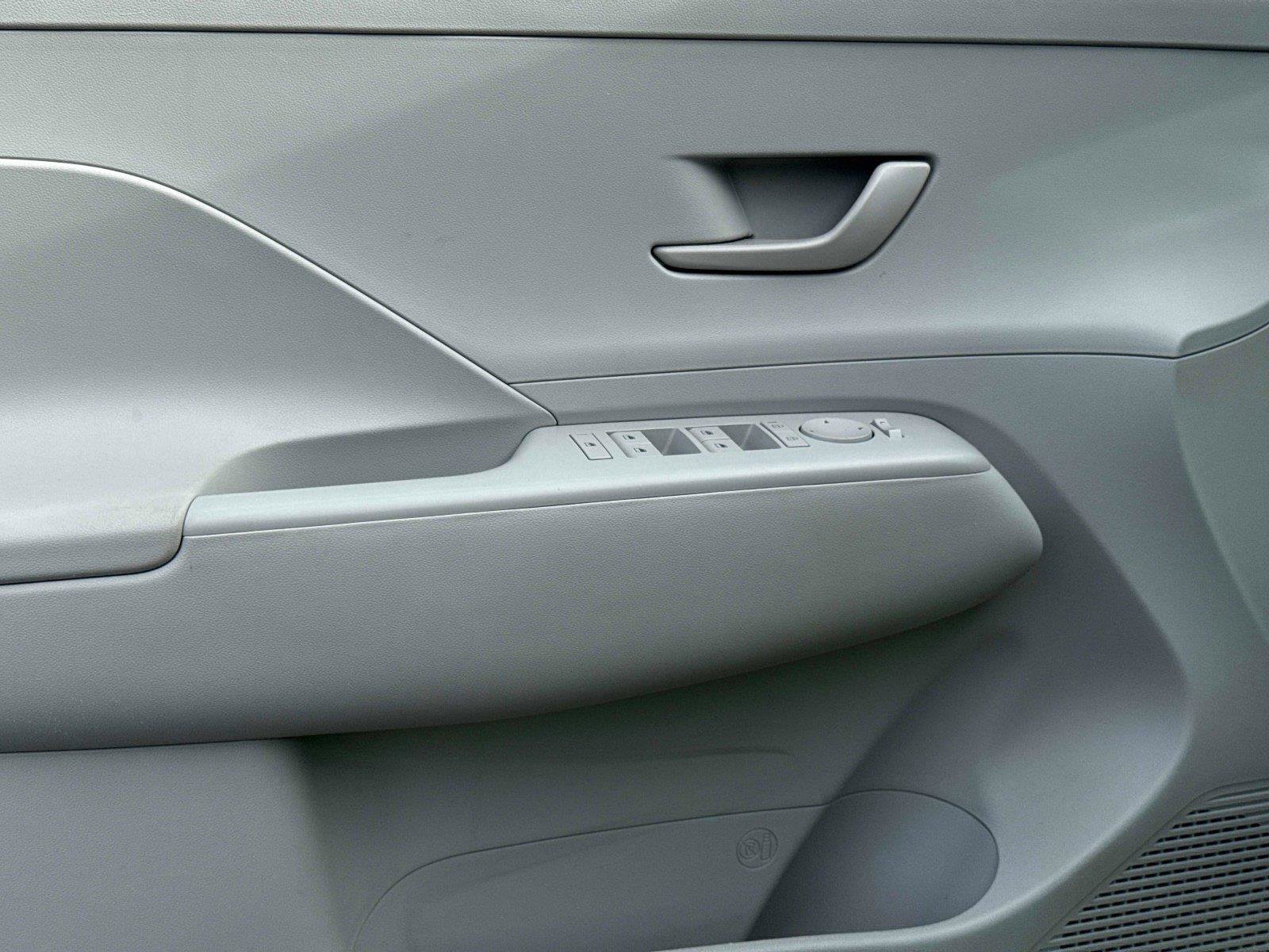 Used 2025 Hyundai Kona SEL FWD image 17