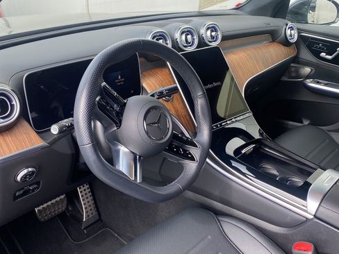 Used 2025 Mercedes-Benz GLC 350e 4MATIC image 7