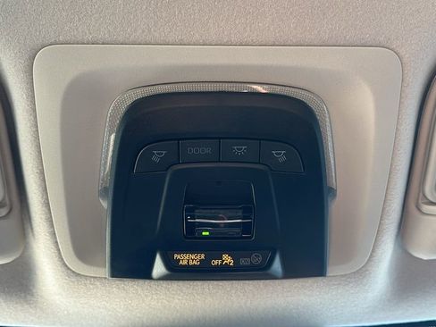 Used 2025 Toyota Corolla LE image 29