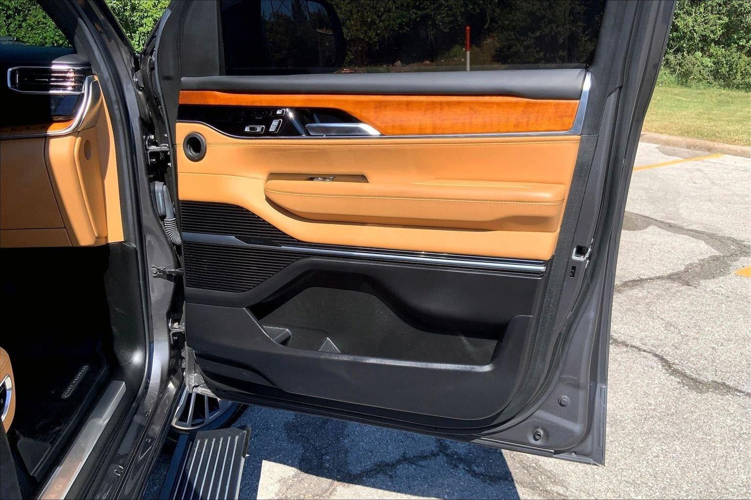 Used 2022 Jeep Grand Wagoneer Series III w/ Rear Seat Video Group 1 AWD/4WD image 27