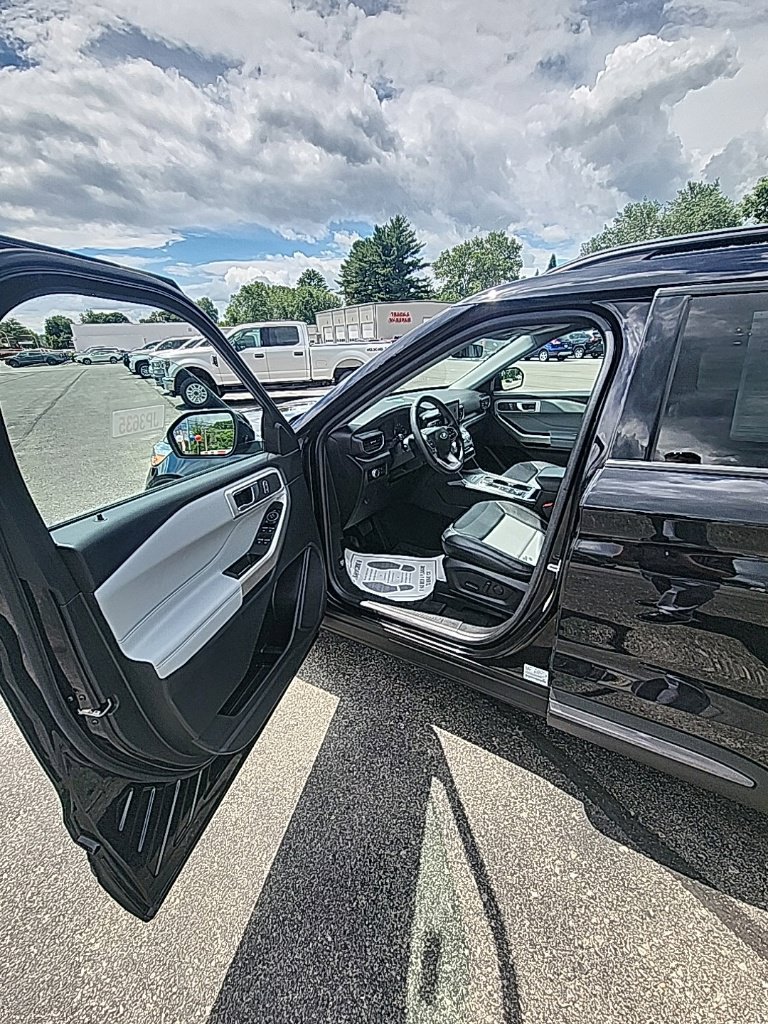 Used 2023 Ford Explorer XLT w/ Equipment Group 202A AWD/4WD image 19