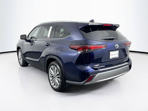 Used 2024 Toyota Highlander Platinum FWD image 13