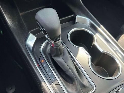 Used 2021 Chevrolet Traverse LT image 32