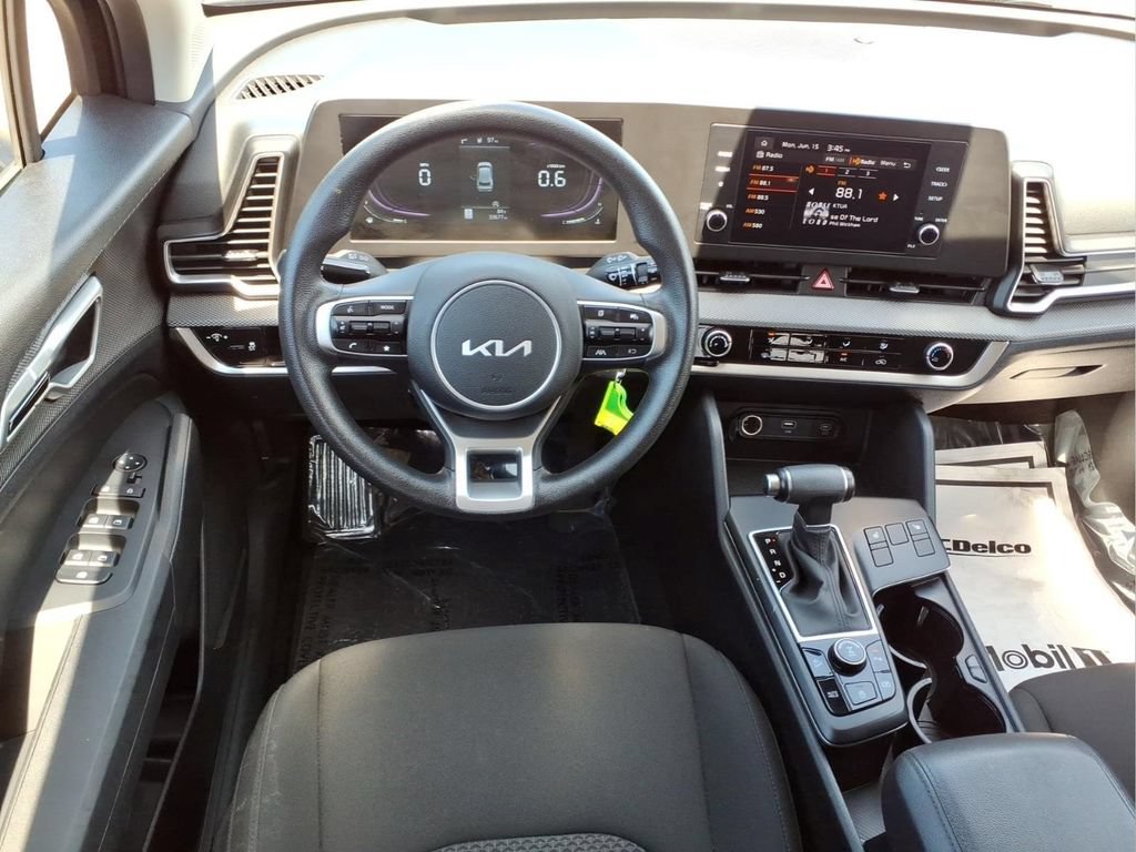 Used 2025 Kia Sportage LX AWD/4WD image 9