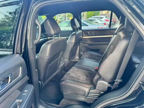 Used 2018 Ford Explorer XLT w/ Equipment Group 202A AWD/4WD image 8