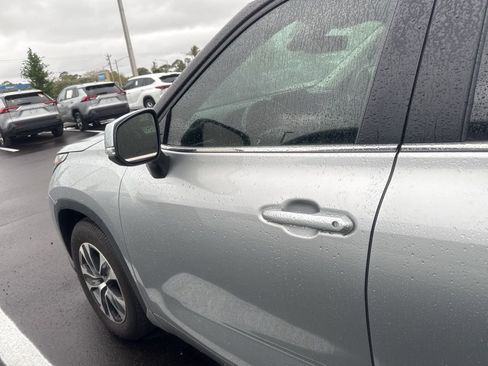 Used 2024 Toyota Highlander XLE image 7