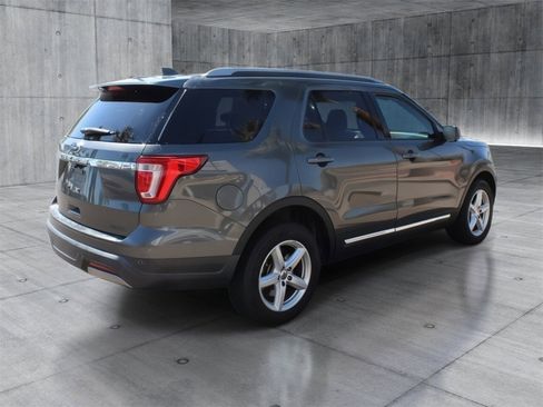 Used 2019 Ford Explorer XLT image 5