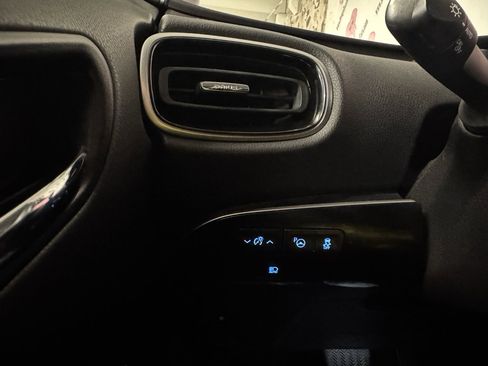 Used 2021 Toyota Prius XLE image 5