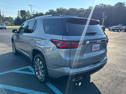 Used 2023 Chevrolet Traverse Premier FWD image 6