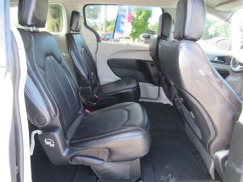 Used 2023 Chrysler Pacifica Touring-L FWD image 29